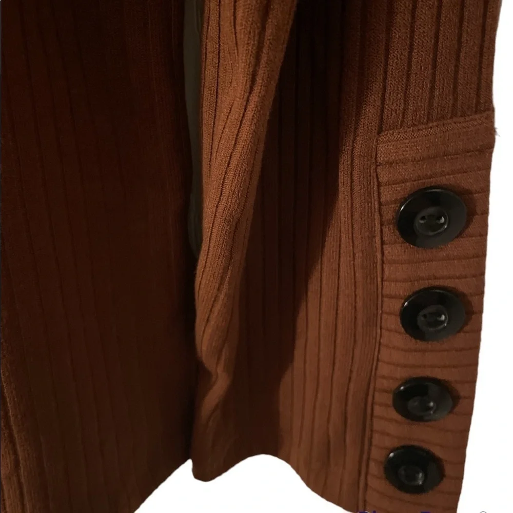 Nwt Ribbed Turtle Neck With Button Detail - Picture 2 of 3